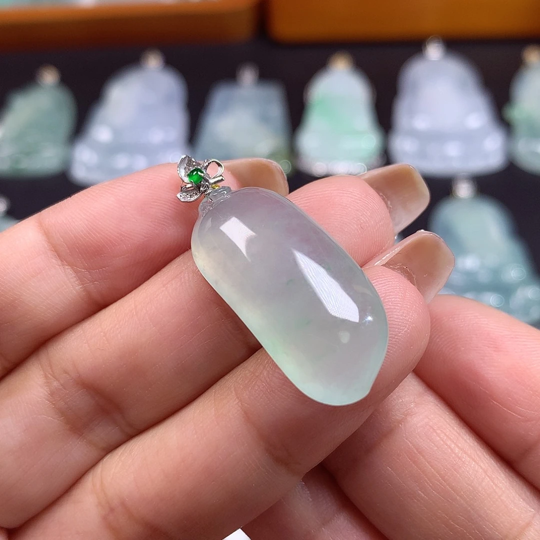 邱***阳翡翠18K金镶嵌颈饰