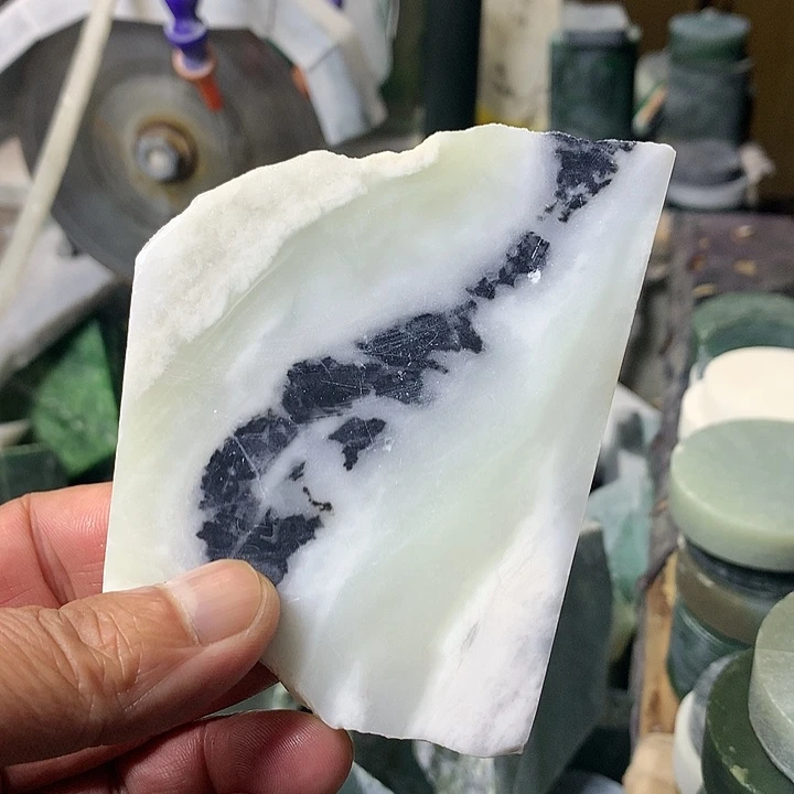 颈饰未镶嵌和田玉（糖玉）