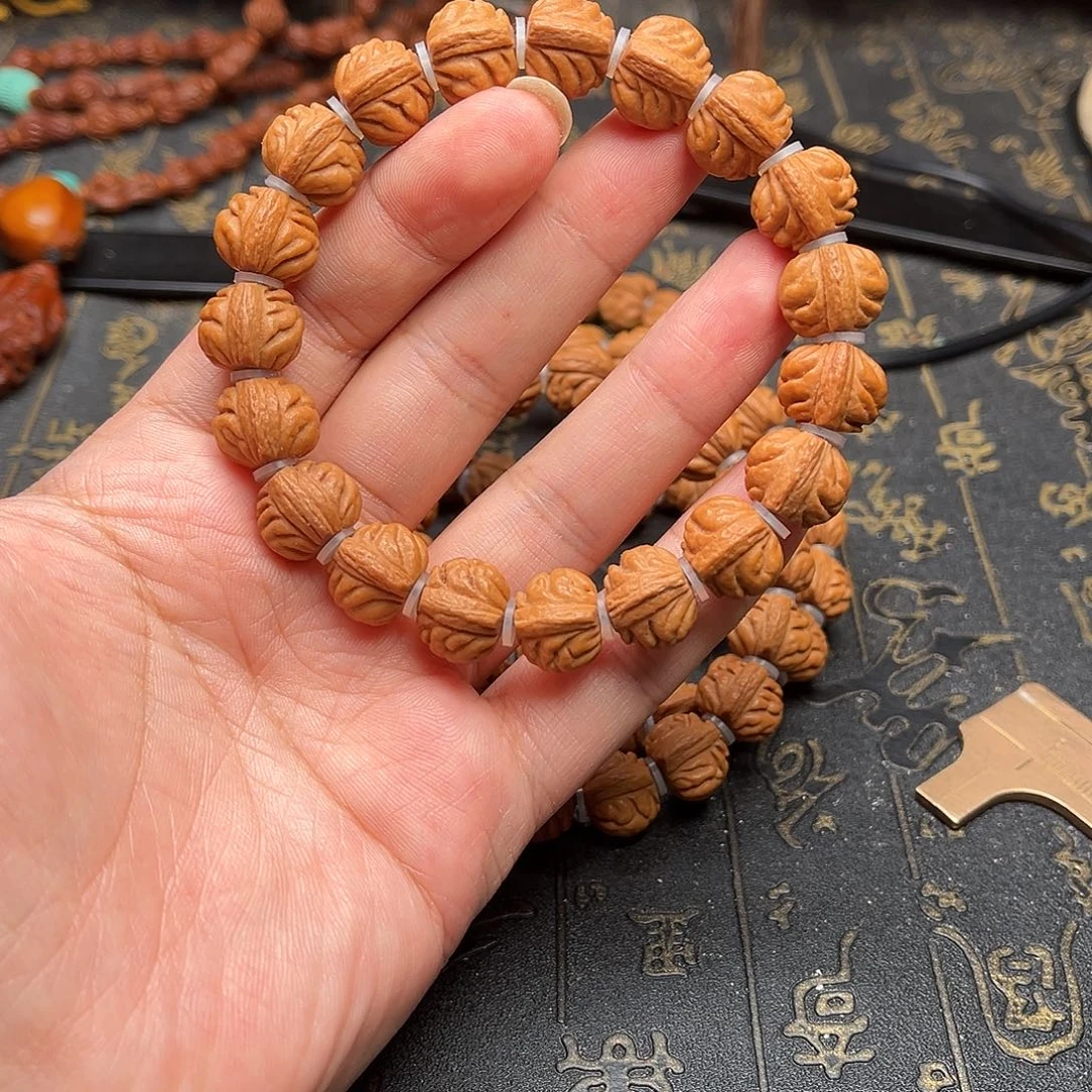 桃核吊坠赤金风雨手串