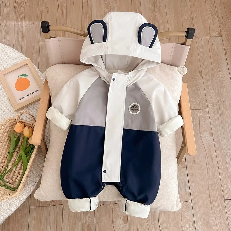 婴儿衣服春秋男宝宝冲锋衣连帽外套防风连体衣可爱洋气外出服哈衣