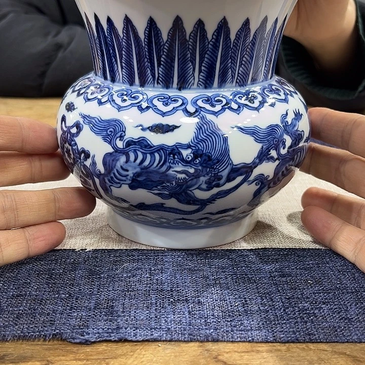 瓷摆件青花狮子绣球渣斗