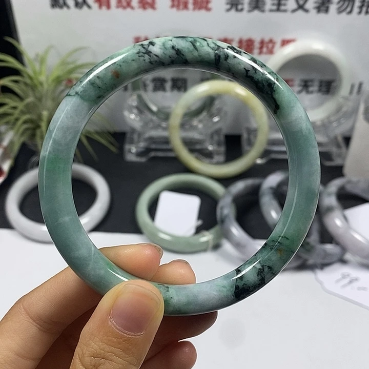 未镶嵌手镯翡翠12号。 62圈