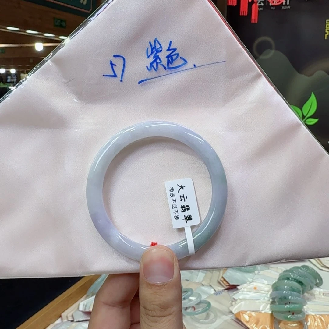 翡翠手镯未镶嵌翡翠