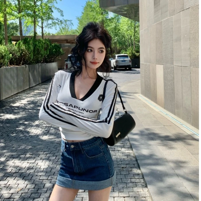 美式辣妹印花v领长袖t恤女秋冬新款修身内搭短款打底衫运动上衣