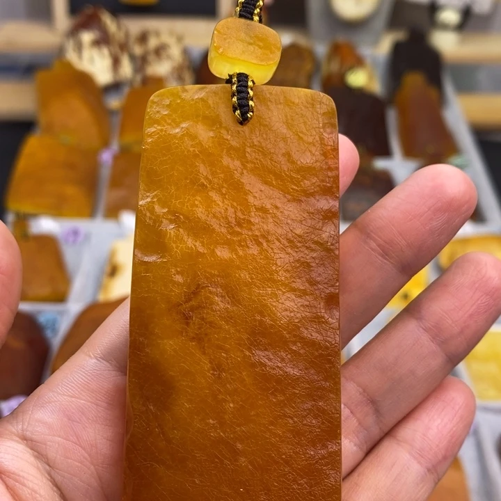 定制琥珀未镶嵌俄料鸡油黄原石切牌