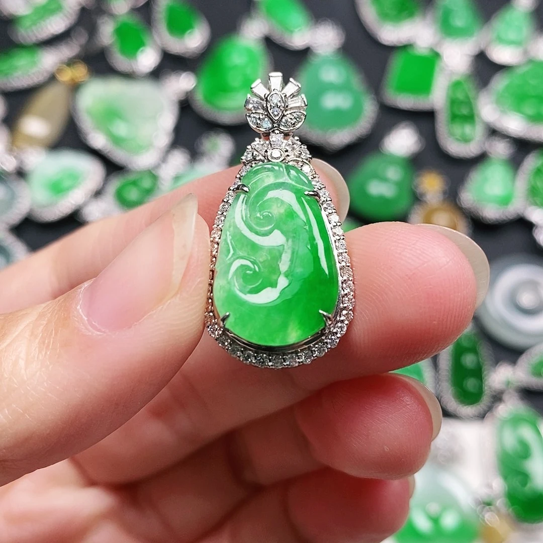 翡翠颈饰18K金镶嵌如意