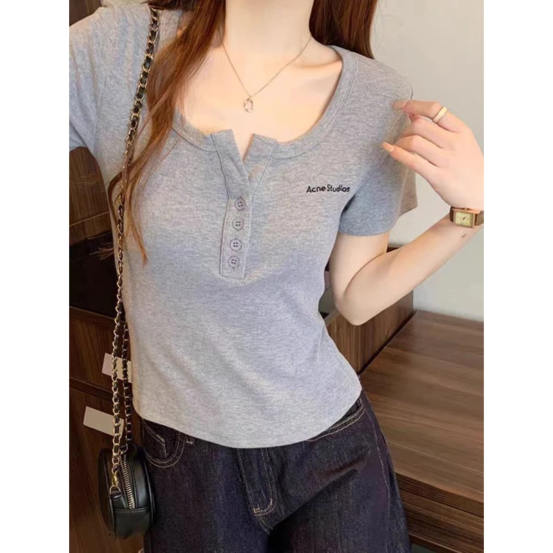 新款时尚洋气百搭针织宽松休闲圆领夏季女士 方领刺绣短袖