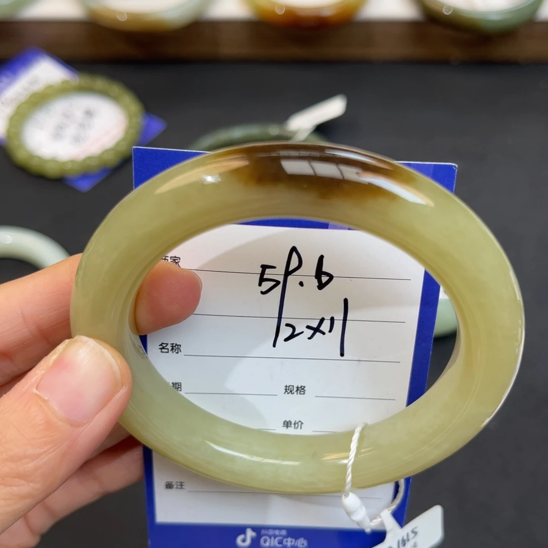 爱***王和田玉未镶嵌手镯