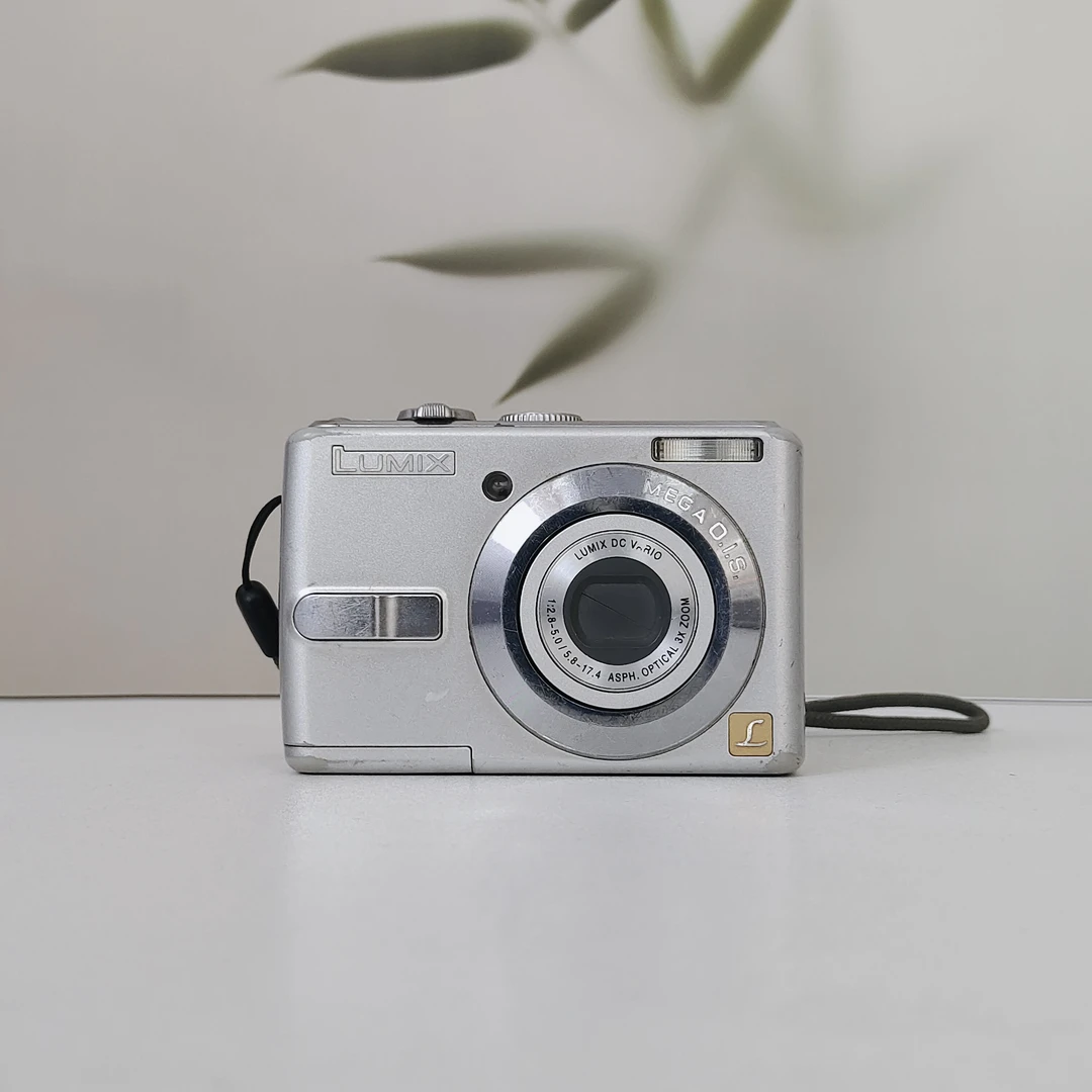 95新 Panasonic/松下 LS75银白色720万像素3倍变焦便携学生卡片机