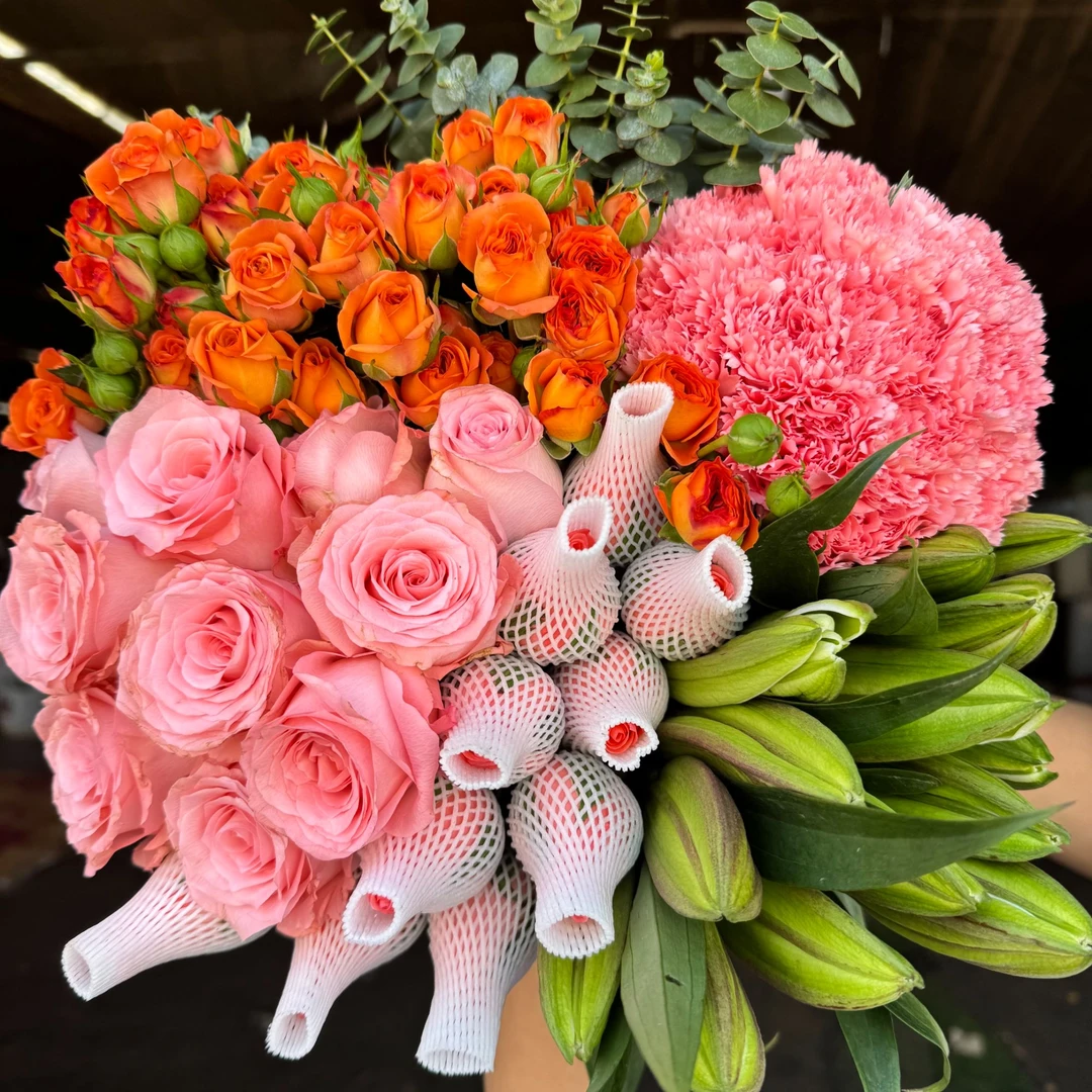 【520鲜花】粉玫瑰+康乃馨+香槟玫瑰+多头玫瑰+配草+鲜花营养液