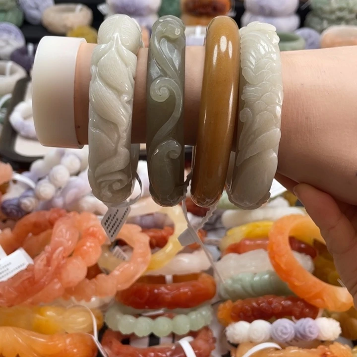 小***朵石英质玉未镶嵌手镯