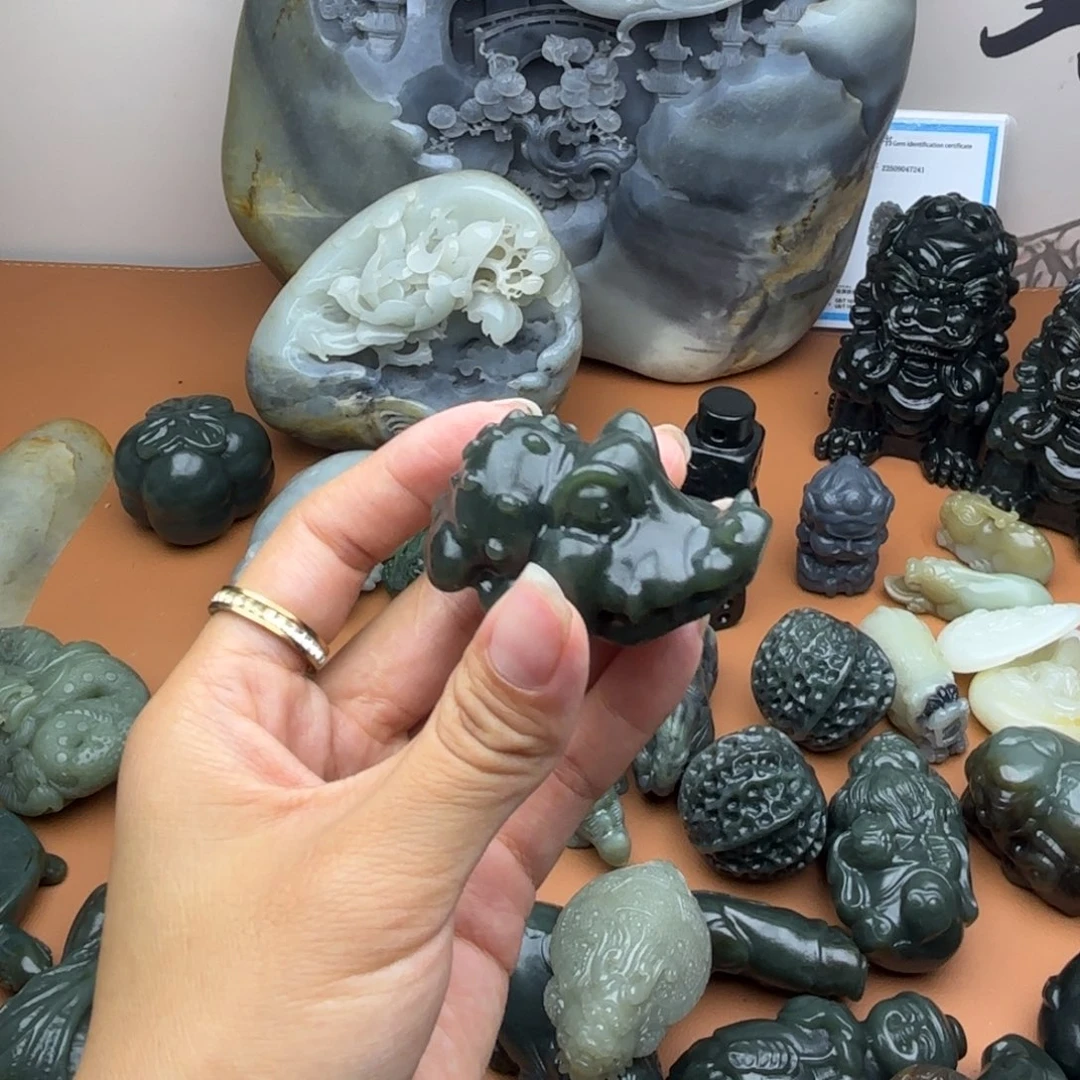 骑***机和田玉未镶嵌挂件