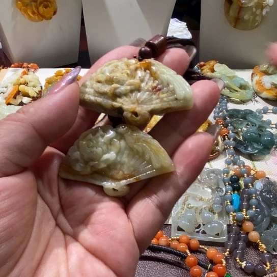 蛇纹石玉未镶嵌颈饰