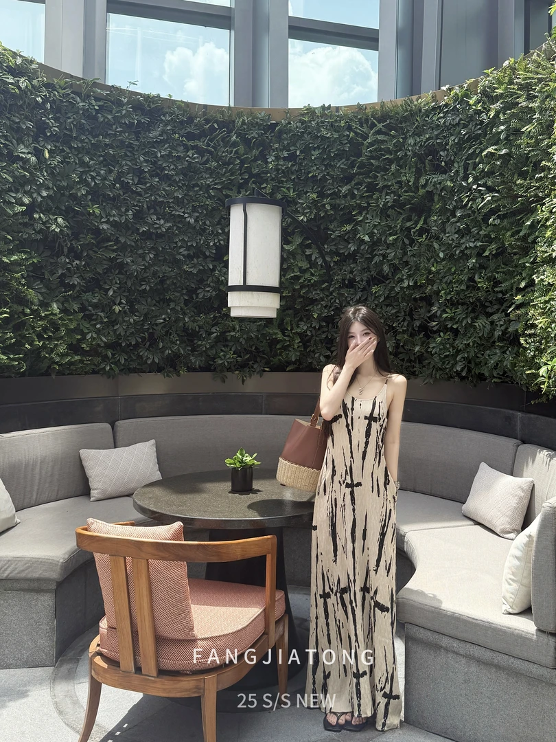 TITI - STUDIO“水墨画” 立体压褶肌理感复古水墨印花吊带连衣裙