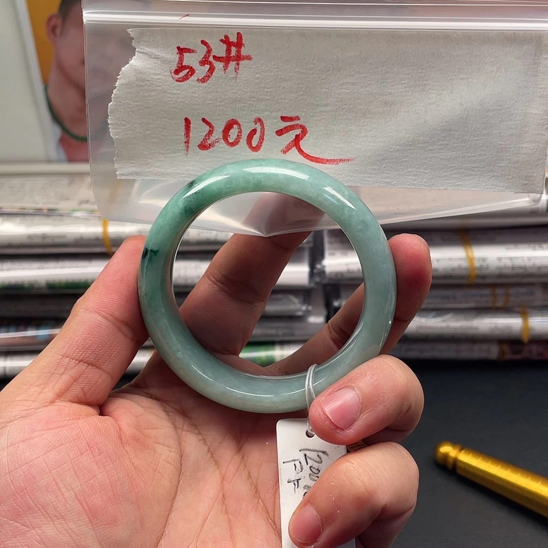 翡翠未镶嵌颈饰翡翠手镯1