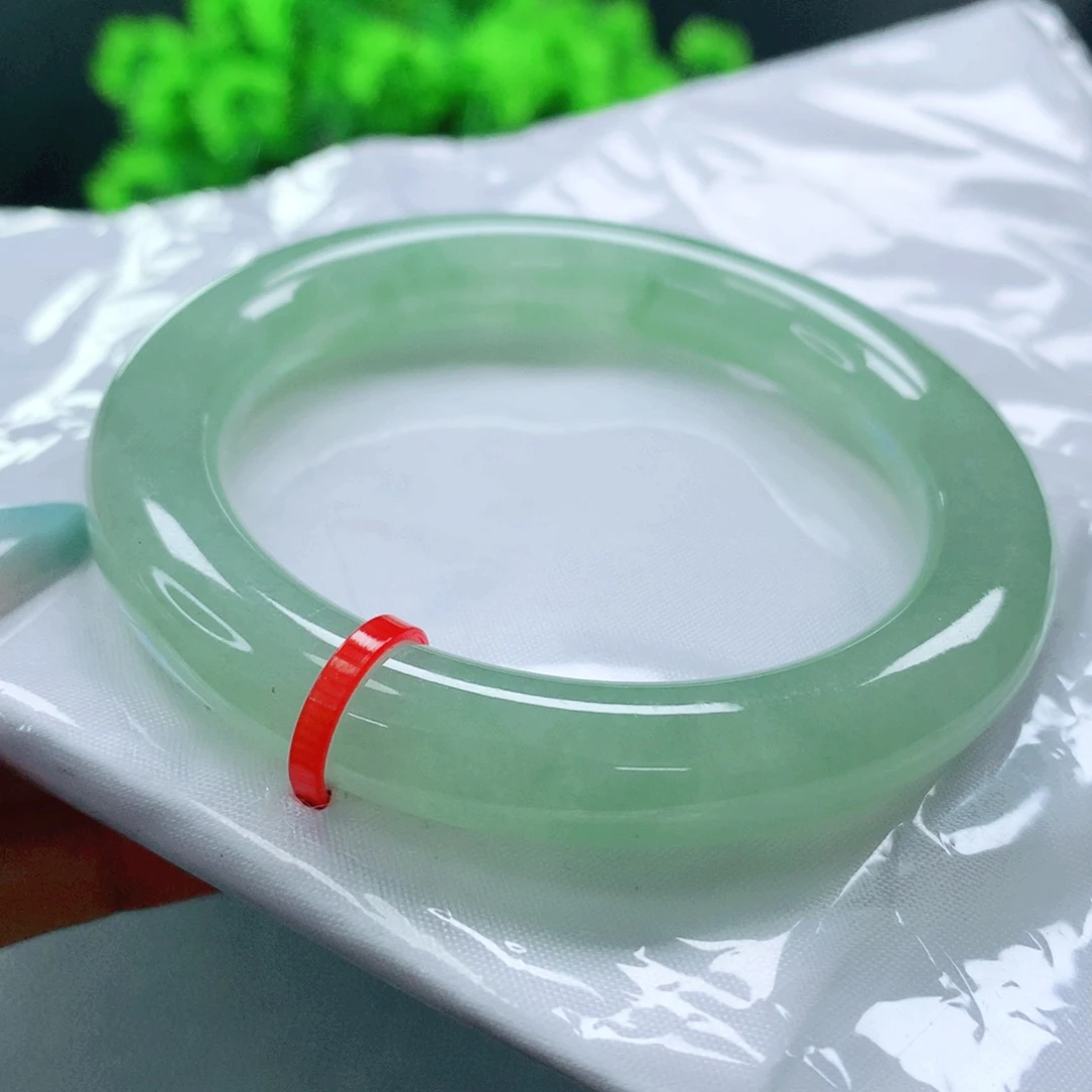 翡翠手镯未镶嵌56。