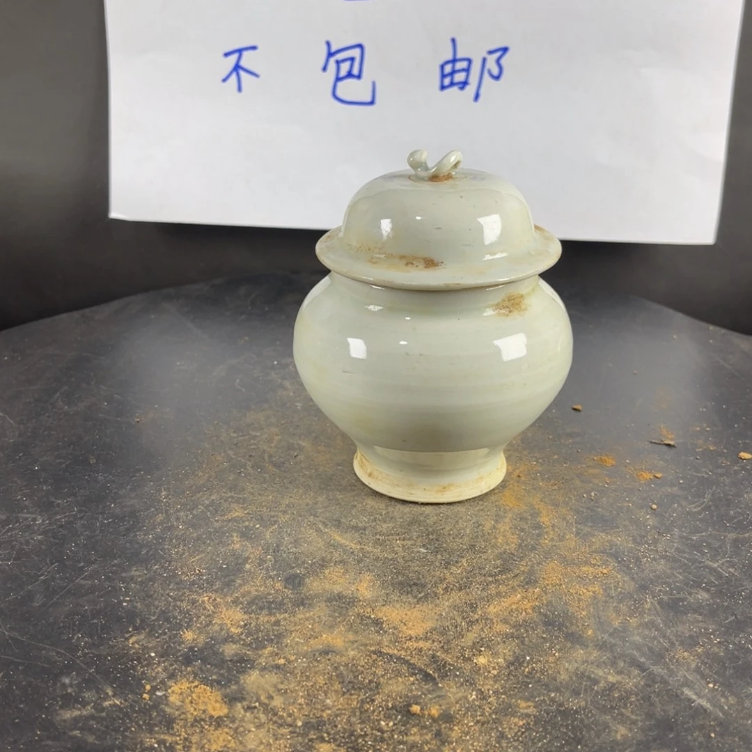 罐漂亮的小瓷器和