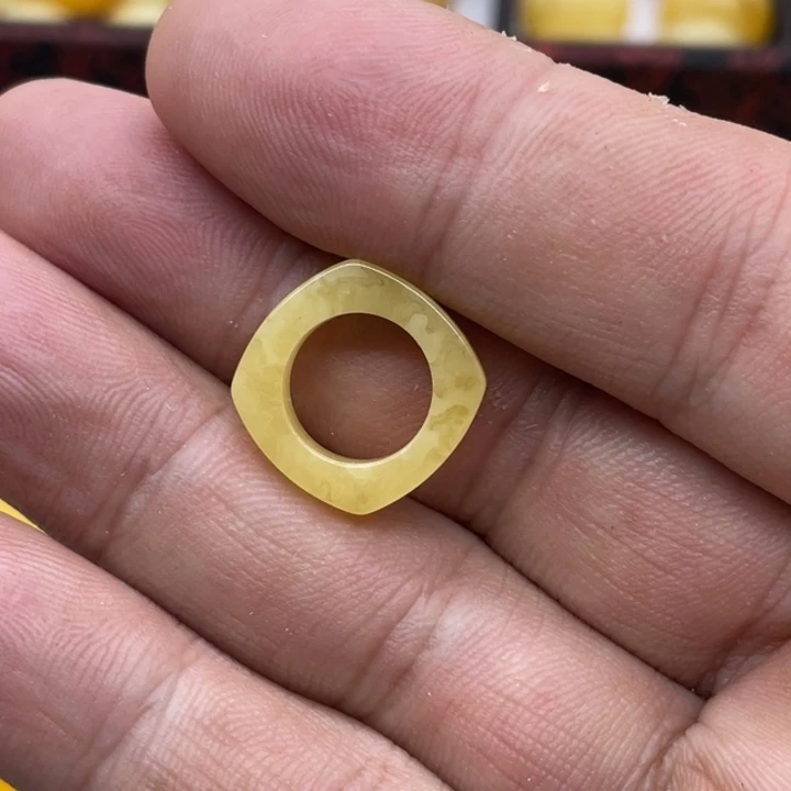 裸石琥珀未镶嵌跑环