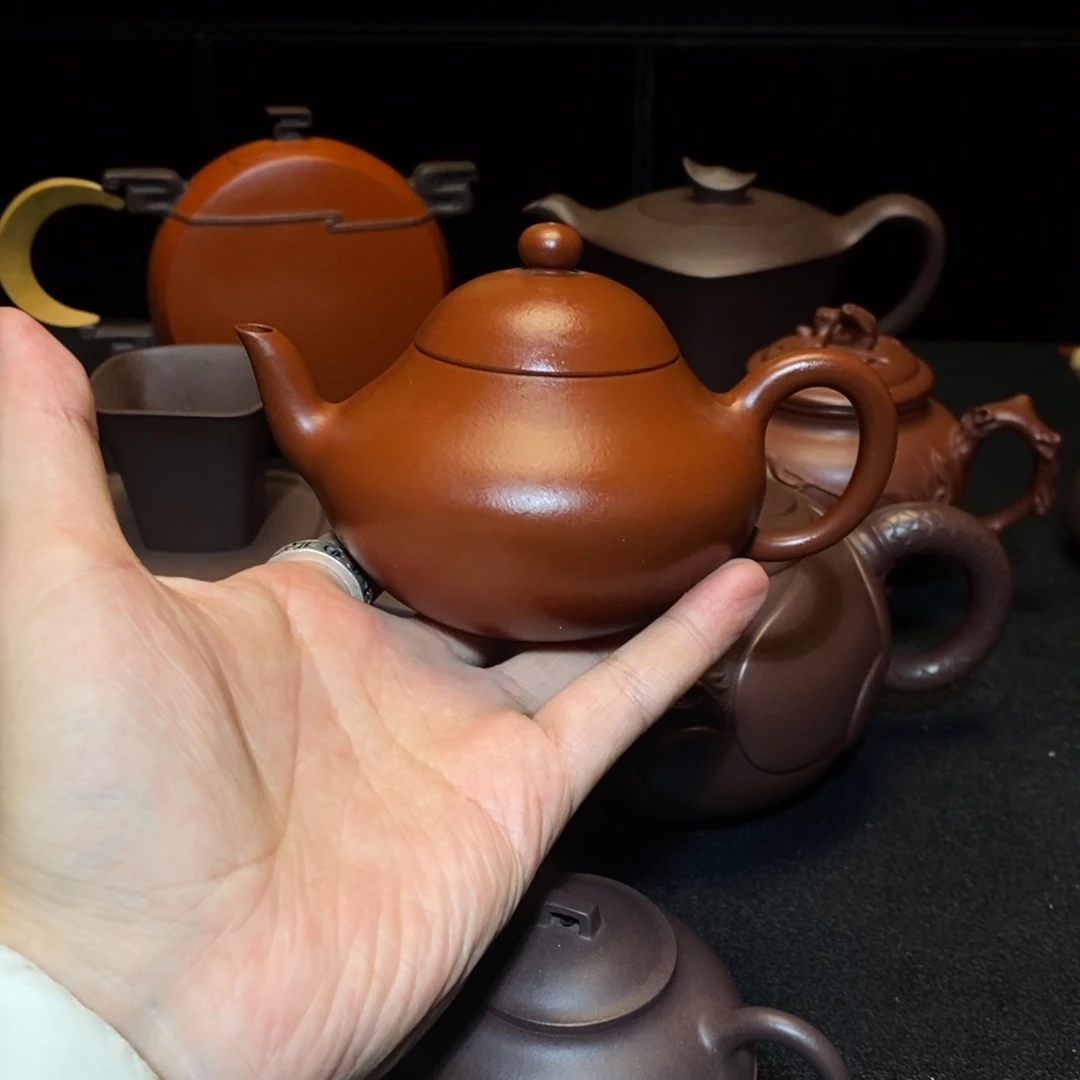 紫砂茶壶在*边1478885695555656366