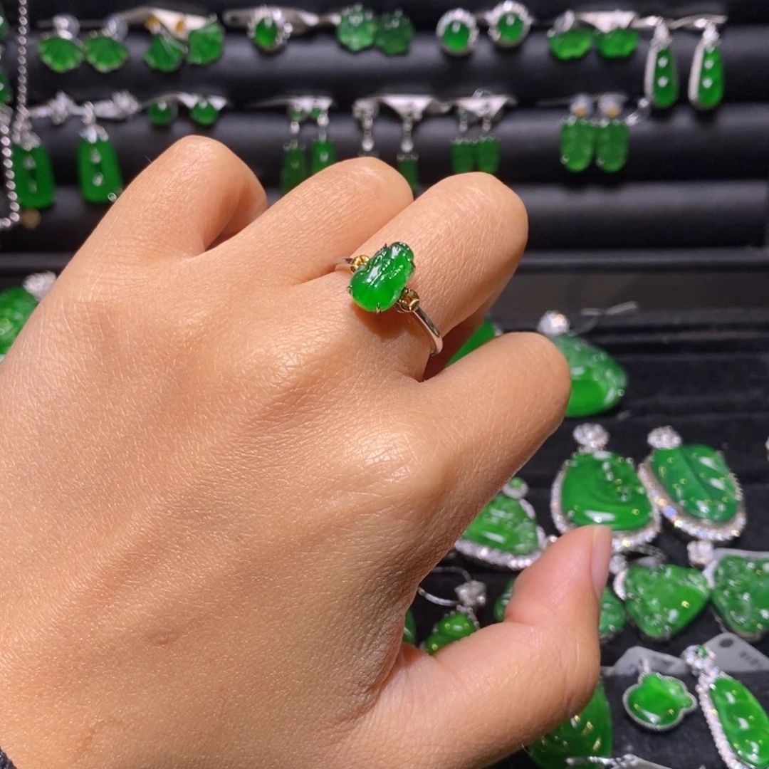 翡翠戒指18K金镶嵌貔貅