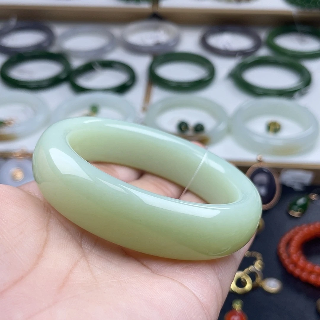 和田玉手镯未镶嵌