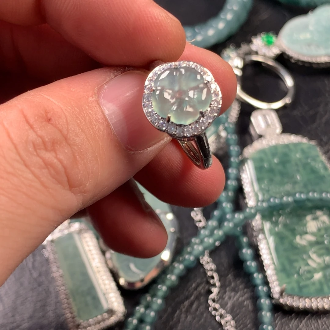 翡翠未镶嵌颈饰有钱花戒指