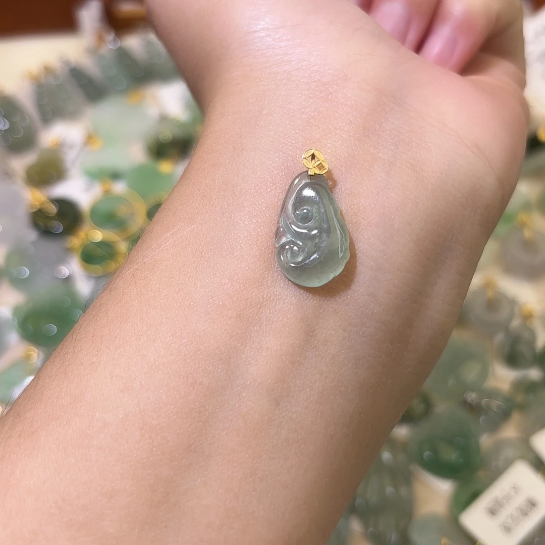 翡翠18K金镶嵌颈饰如意