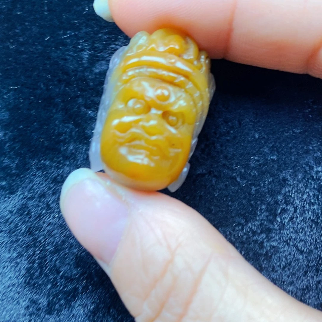 未镶嵌石英质玉（黄龙玉）颈饰