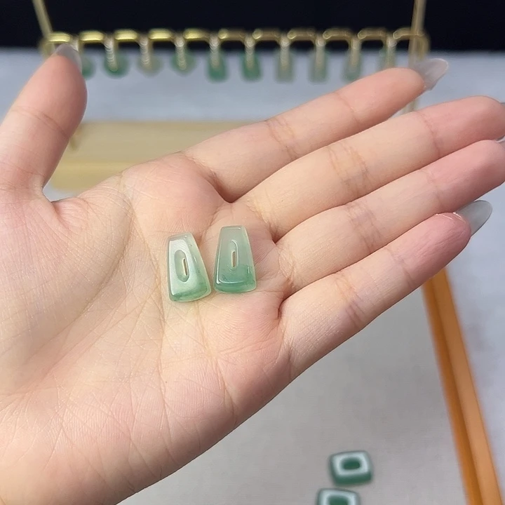 石英质玉（非洲翠）未镶嵌耳坠