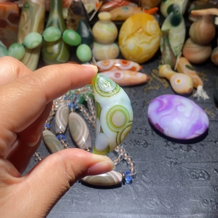 颈饰未镶嵌石英质玉