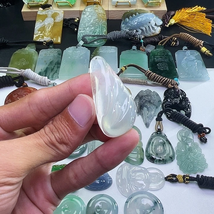 颈饰未镶嵌翡翠力争上游冰种翡翠
