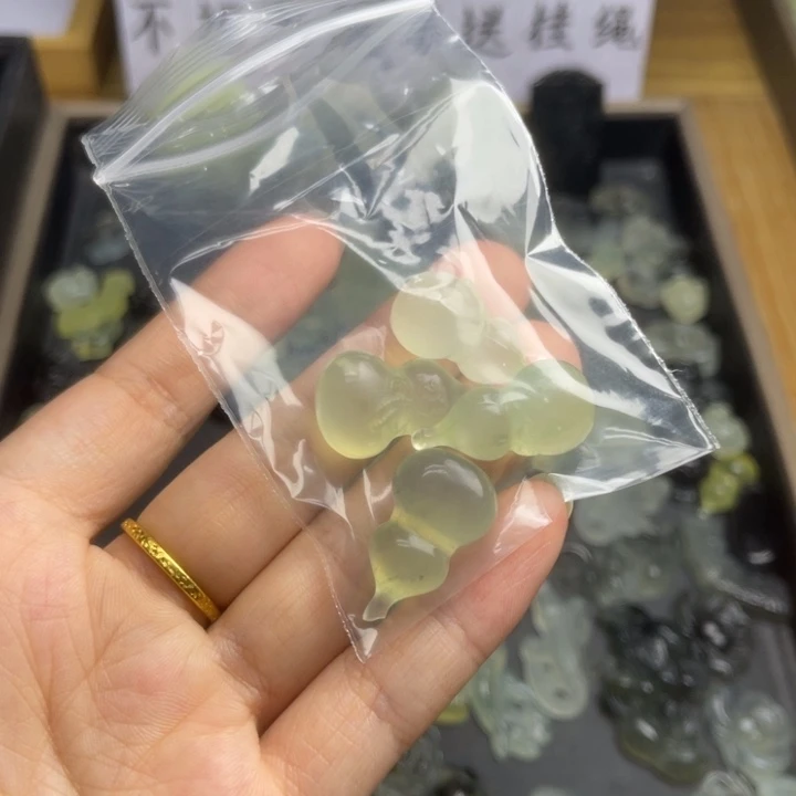 三***）蛇纹石玉未镶嵌颈饰