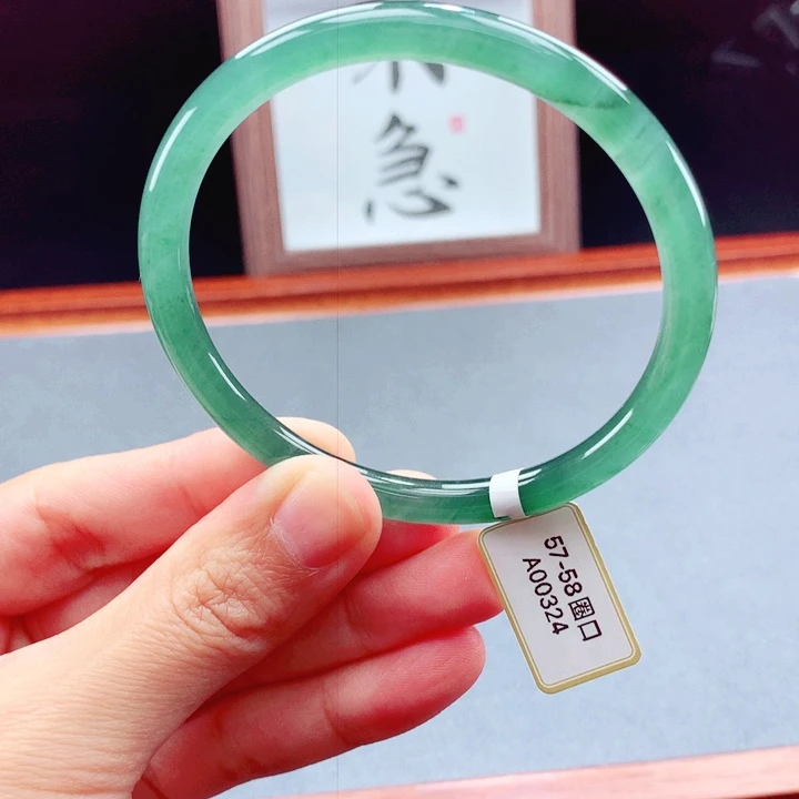 未镶嵌手镯翡翠圆镯