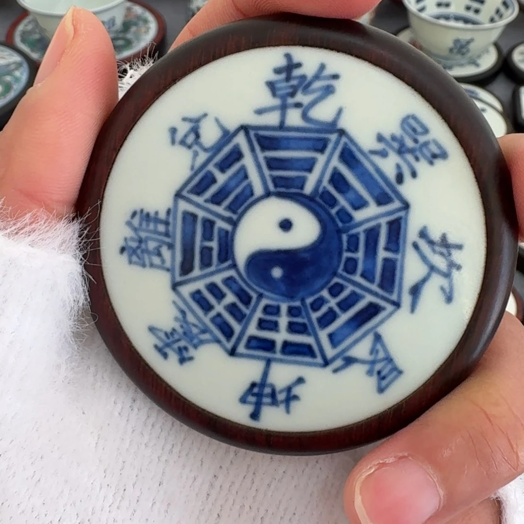 瓷片万**江八卦挂件一个