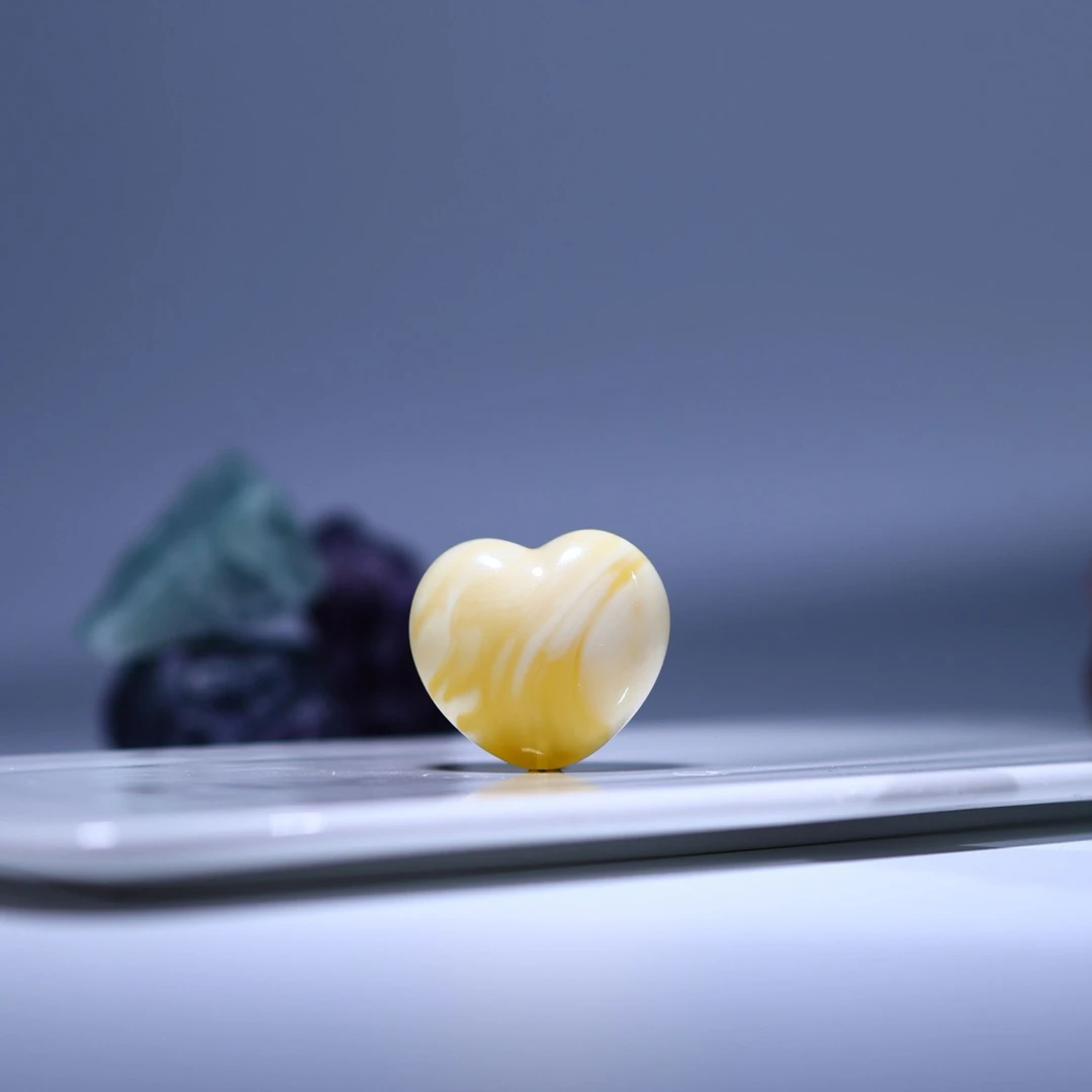 【颜如蜜珠宝】时尚气质款焦皮金瓷白溶洞拉丝妖蜜蜡桃心吊坠JA019