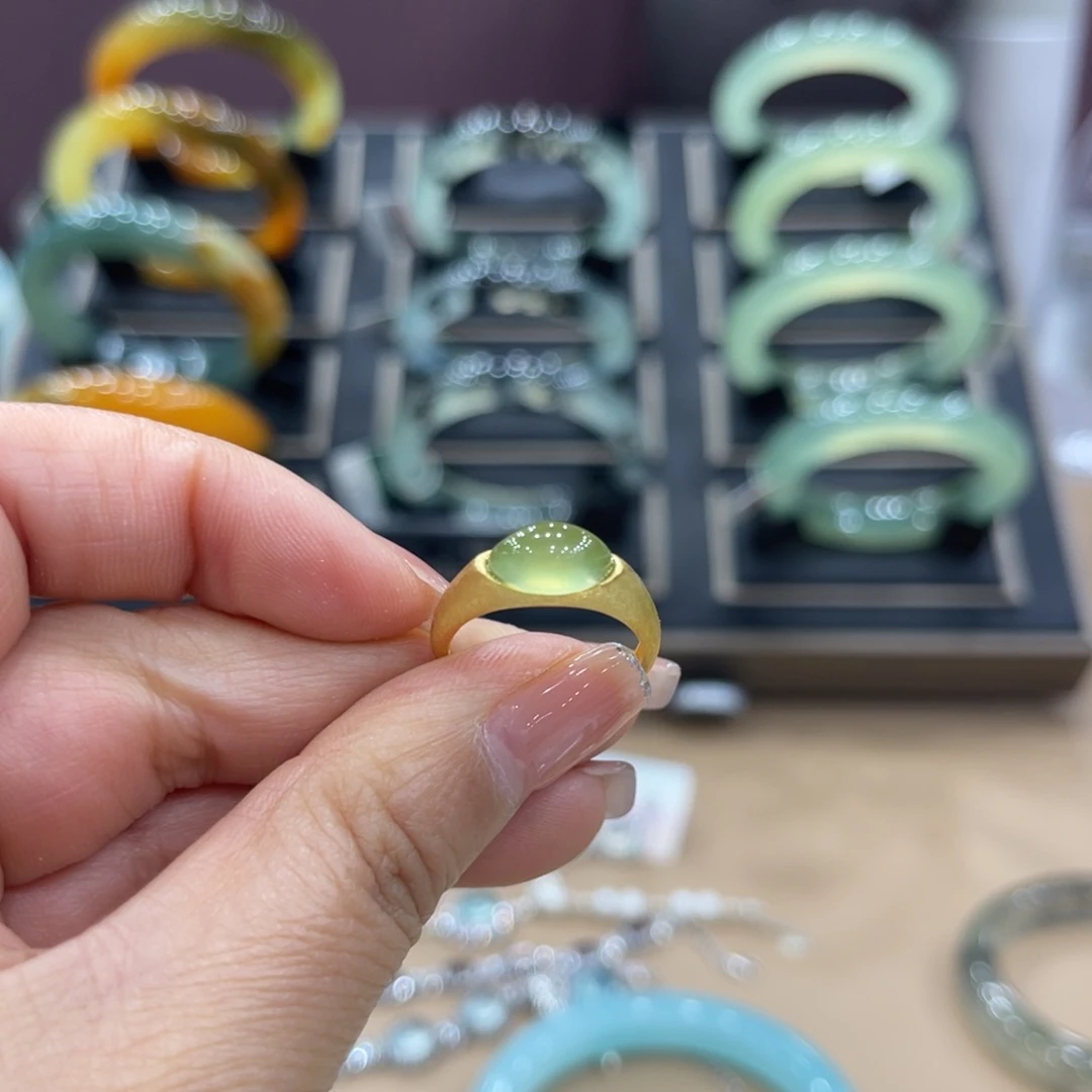 张***.蛇纹石玉未镶嵌手镯