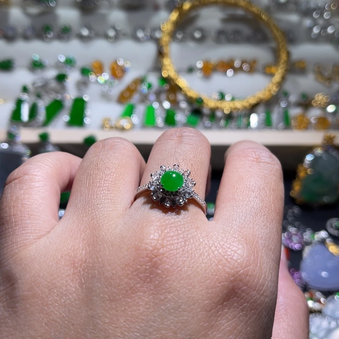 翡翠戒指18K金镶嵌阳绿蛋面戒指