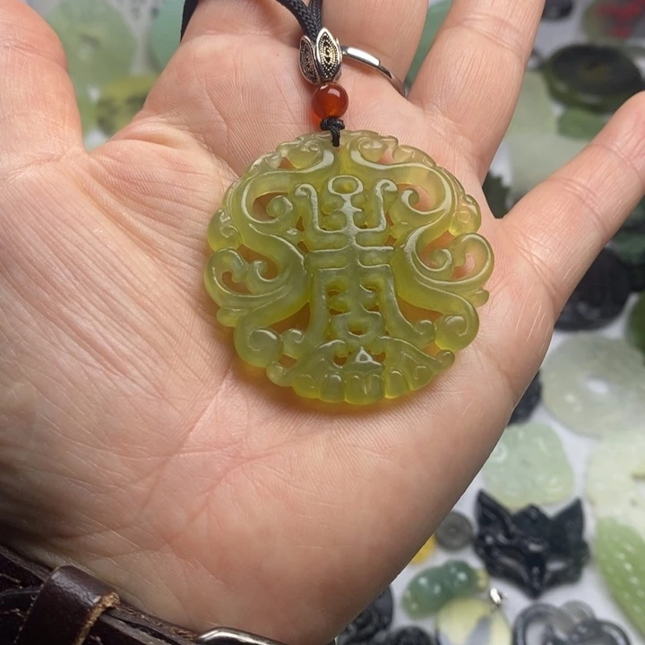 蛇纹石玉颈饰合金