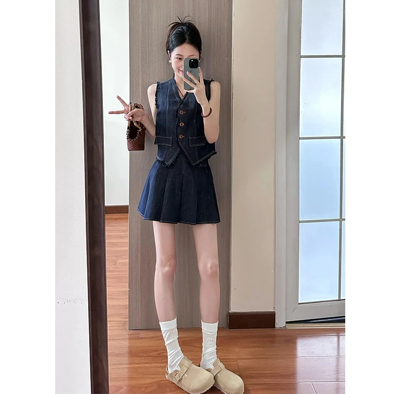 气质牛仔蓝色无袖背心上衣高级感超好看独特套装百褶短裙两件套女