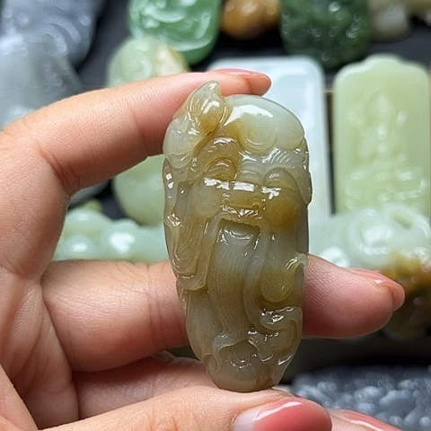 颈饰未镶嵌和田玉龍**人