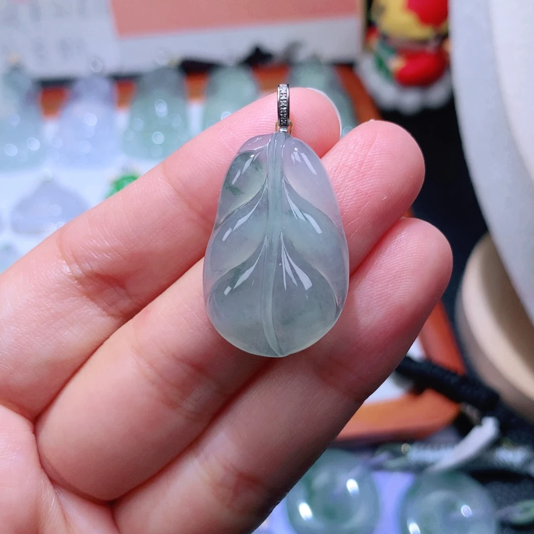 颈饰18K金镶嵌翡翠叶子