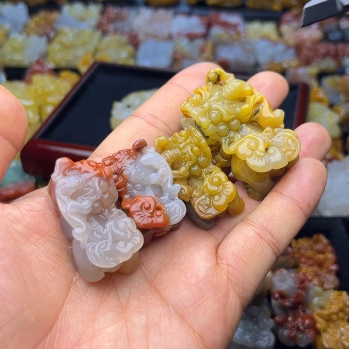 石英质玉（黄龙玉）未镶嵌颈饰