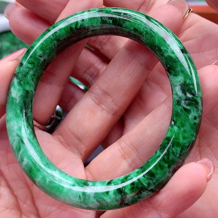 翡翠手镯未镶嵌翡翠