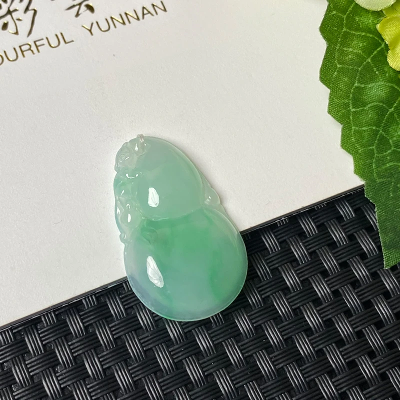 Colourful Yunnan/七彩云南冰种阳绿翡翠葫芦