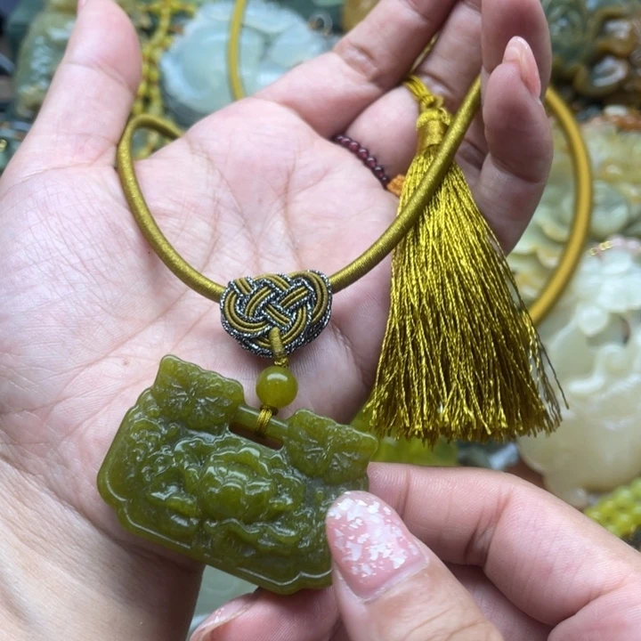 蛇纹石玉未镶嵌颈饰