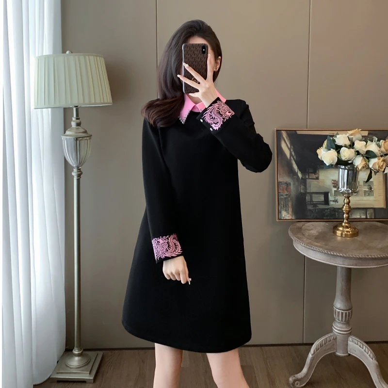 新中式刺绣连衣裙女2025年新款秋季中国风高端精致镶钻翻领小黑裙