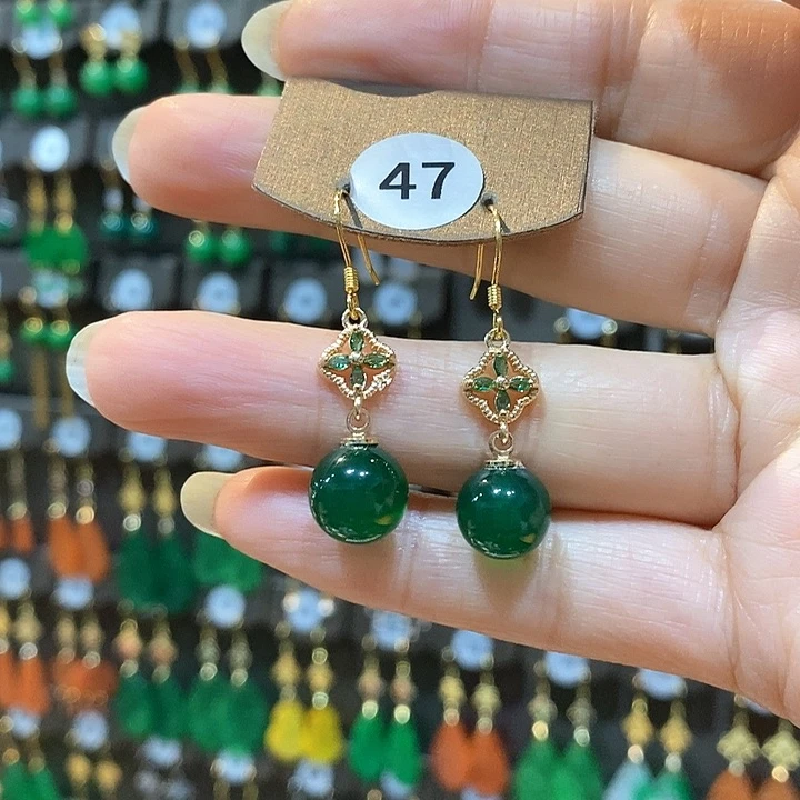 蛇纹石玉足铂镶嵌颈饰