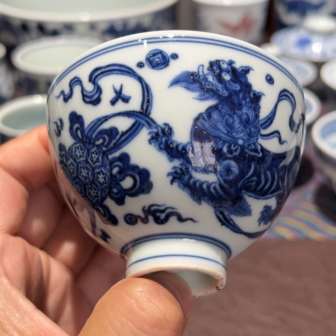 精品青花狮子戏球鸡心杯口径约8.5厘米