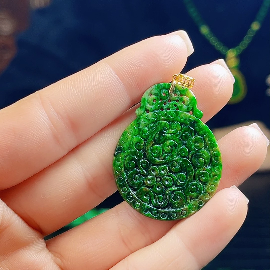 颈饰18K金镶嵌翡翠多样性