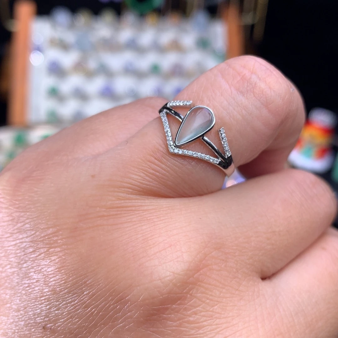 翡翠戒指18K金镶嵌水滴戒指